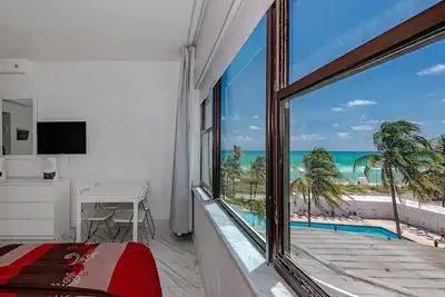 Image de Studio with pool and sea view