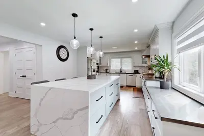 Image de Newly renovated luxury Home with deck, surrounded by trees on a 5 acres land