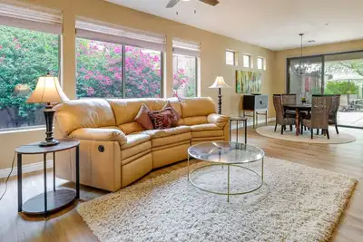 Image de Patio & Golf Course Views at Home in Anthem!