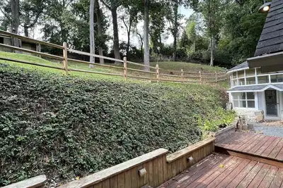 Image de Large Spacious Rancher on backroads with nature.