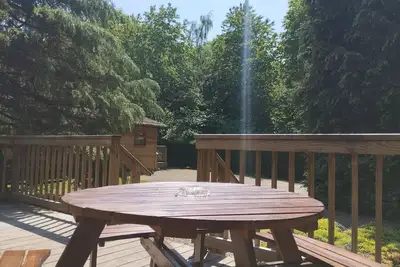 Image de A charming & traditional Scandinavian log cabin within a tranquil setting.