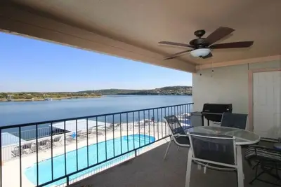 Image de Sleep 6 w/Boat slip & ramp swimming pool, hot tub waterfront on Lake Travis