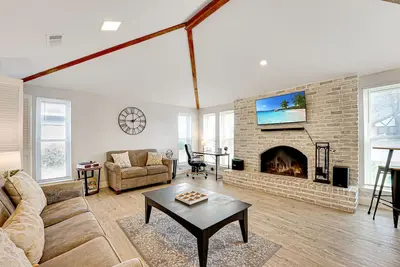 Roomy, Pet Friendly 4/3 with Pool & Games