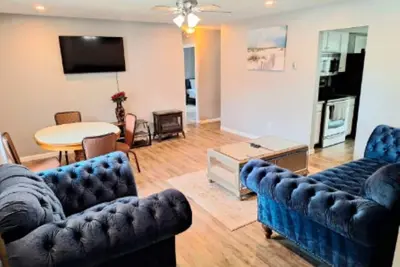 Image de Lovely 2-bedroom rental unit with free parking\n