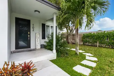 Image de Cozy Corner Cottage 2br 1ba Huge fenced in Yard