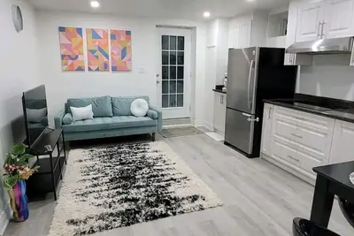 Image de Stylish 1 Bedroom Basement apartment with private separate entrance.