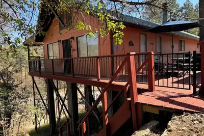 Image de Whispering Pines has great deck, hot tub & fire pit. Close to downtown & slopes.