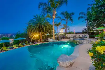 Image de Enchanting Luxury 1-Level Home, Lagoon Style Infinity Pool & Spa, Private 1 Acre