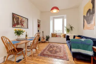 Image de Edinburgh Castle Views! Stylish 2bd Flat, Sleeps 4