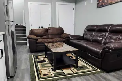 Image de Entire 2 Bedrooms Basement Suite. Close to Airport and Parks