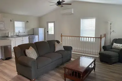 Image de Bright carriage house steps from rail trail and river & 45 minutes to Penn State