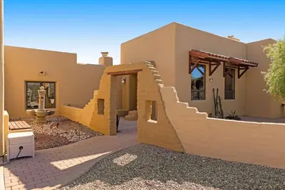 Image de Dazzling mountain-view home with pool, office & Starlink internet - dog-friendly