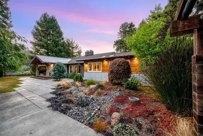 Image de Remodeled ranch home with hot tub, basketball, 4 fireplaces, firepit, Ping-Pong