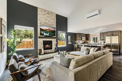 Image de Rainier Winter Base Camp: Modern Cabin, Hot Tub, Fire Pit