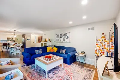 Image de Dog-friendly home on a large corner lot with firepit, washer/dryer, & fast WiFi