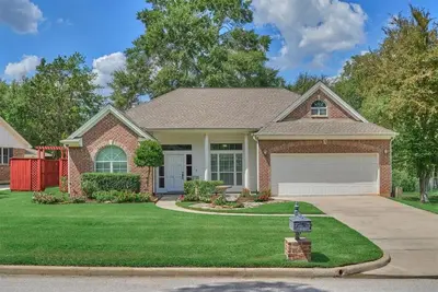 Image de Peaceful, quiet, friendly, seconds from dining, shopping, schools, and commute.