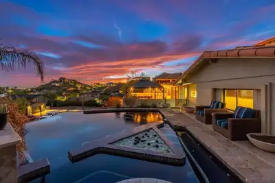 Tranquil Phoenix Getaway - Belmont City Lights