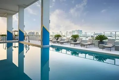 Image de Your Private Luxury Escape! Rooftop Swimming Pool, Pets Allowed!