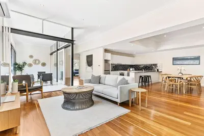 Image de Stylish Warehouse Oasis in Vibrant Darlinghurst