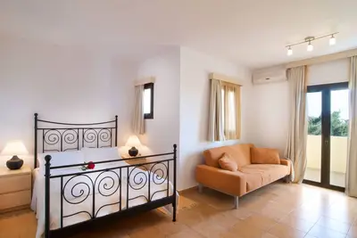 Image de Appartement dans un hôtel 'Miraluna Three Room 2' avec terrasse privée et climatisation