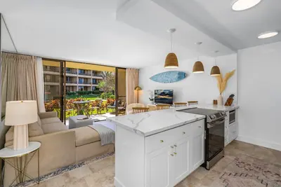Image de Luxury, 20 steps from the ocean, pool, jacuzzi! Newly remodeled, best location!