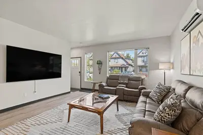 Image de Brand New 3bd, 2. 5bth Triplex Unit Near Downtown!