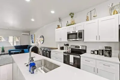 Image de Brand New 2bd, 1. 5bth Triplex Unit Near Downtown!