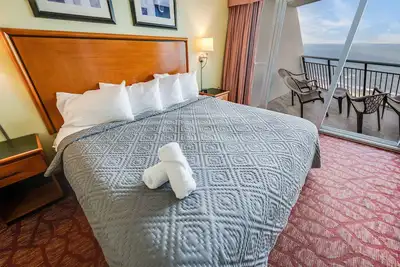 Image de Pools, direct oceanfront studio, king bed!