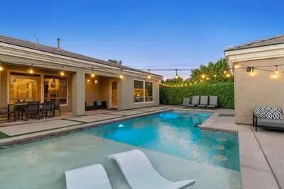 Indio's Sunset Palms: Luxurious home with pool, spa & mountain views.
