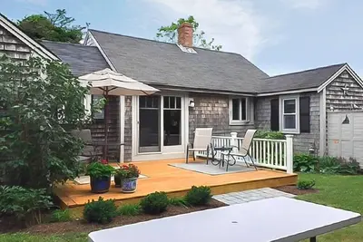 Image de Charming ranch on quiet road.