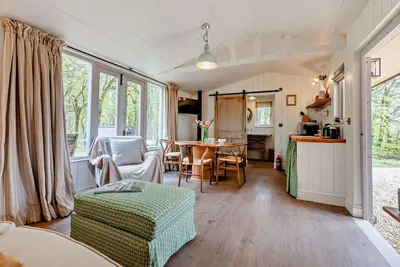 Image de Dog friendly holiday home with a hot tub and woodland views - Keepers Stable