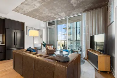 Image de Chic Luxury Dt 2 Br Condo Suite