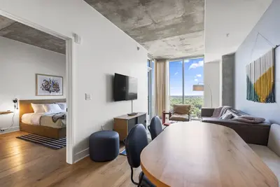 Image de New Modern Downtown Condo