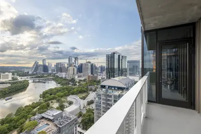Image de Longhorn 8 2br Penthouse - Minutes from Rainey, 30th Floor