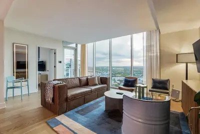 Image de Glam Dt Penthouse - Dt & Lake View! Sleeps 8
