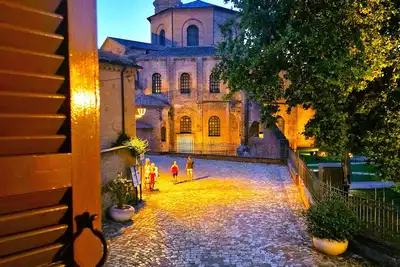Image de maison avec vue sur les monuments de l'Unesco : San Vitale, Galla Placidia