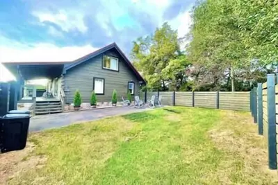 Image de Modern lake side nest• Hotub Fenced Yard king beds