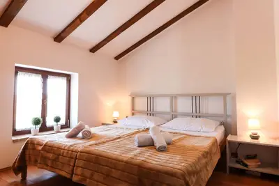 Image de Family-sized apartment with rustic charm