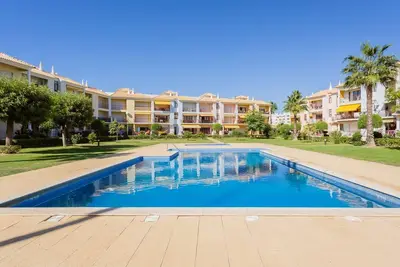 Image de Serene Apartment W/ Balcony and Pool by LovelyStay