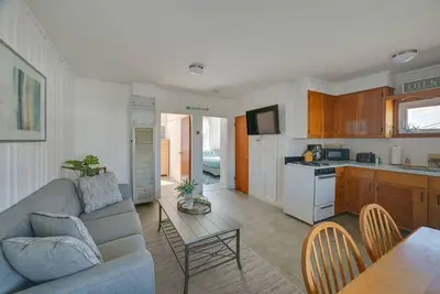 Cozy Hampton Vacation Rental, Walk to Beach!