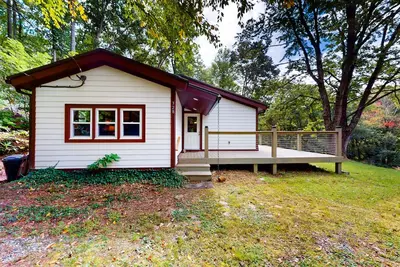 Image de Dog-friendly cabin with fireplace, deck, mountain views, & W/D