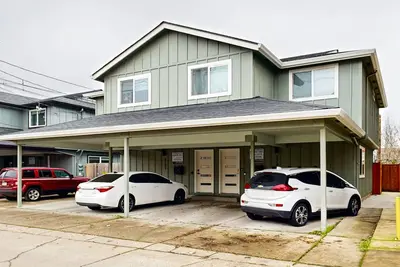 Image de Modern townhome with fenced patio right near campus, walk everywhere