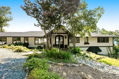 Image de Luxury home with spectacular view, hot tub, decks, rec room, & yoga space