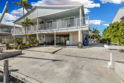 Image de Discover Your Bliss. Your Tropical Waterfront Paradise Awaits! \"