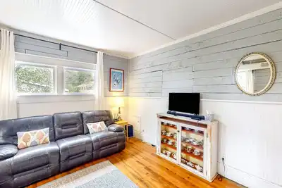 Image de Turn-of-the-century home near beaches with porch, fenced yard & fireplace