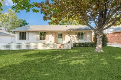 Image de Beautifully Updated Mid-Century Home with Detached Office