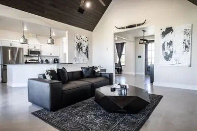 Image de Private gated modern farmhouse in the Bbq capitol of Texas!