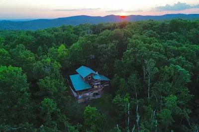 Image de Beautiful cabin with outdoor spaces near Carters Lake - Fire Pit, Hot Tub, Games