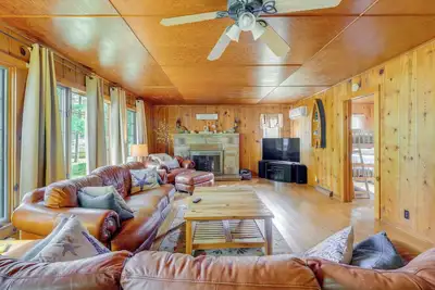 Image de Rapid City Cottage w/ Patio Near Beach Access!