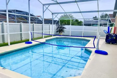 Image de 9 mins to Walt Disney World - Private Pool, Heat Option- King Bed - Kid Friendly